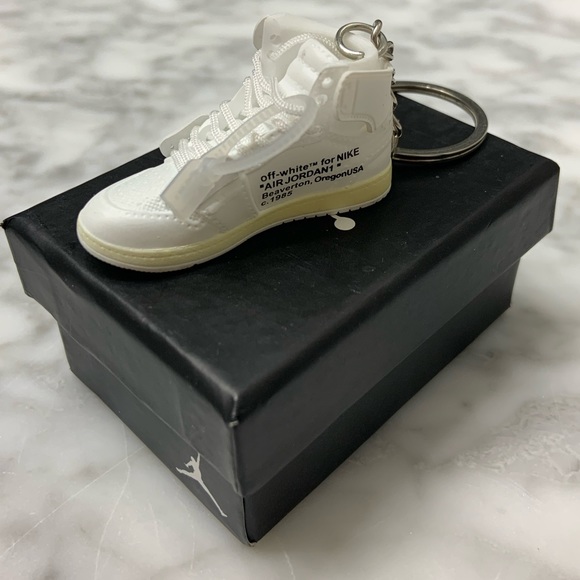 Off-White Air Jordan1 3D keychain 

Comes with mini Air Jordan shoebox - Picture 2 of 4